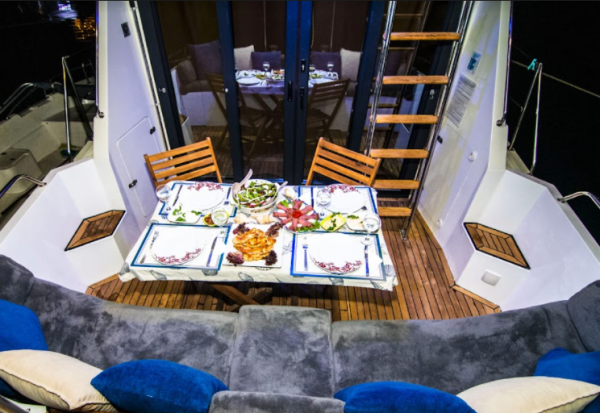 トルコ、ムグラ、フェティエ/ギョジェクで女性船長が運航するモーターヨットチャーター