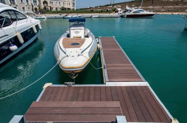 Lieferung und Installation von Hafenpontons für Yachthäfen, Häfen und Hotels