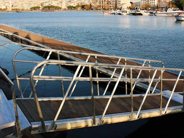 Lieferung und Installation von Marine-Dockstationen für Yachthäfen, Häfen und Häfen