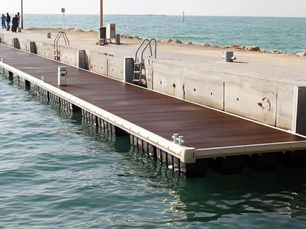 Lieferung und Installation von Marine-Dockstationen für Yachthäfen, Häfen und Häfen