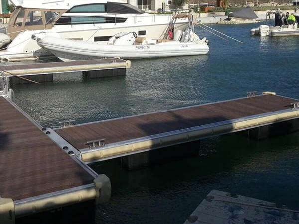 Lieferung und Installation von Marine-Dockstationen für Yachthäfen, Häfen und Häfen