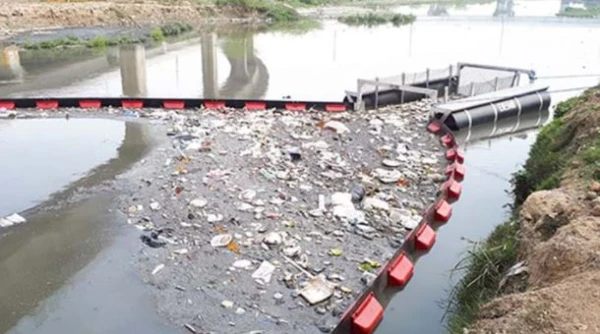 Schwimmende Trümmerbarrieren, Docks, Lieferungen und Installationen für Dämme, Flüsse und Seen