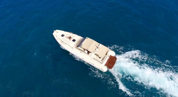 Increíble viaje en velero de 2 horas en un yate a motor en Barcelona, España