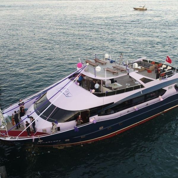 İstanbul Bebek'te VIP Lüks Motor Yat Günlük Kiralama