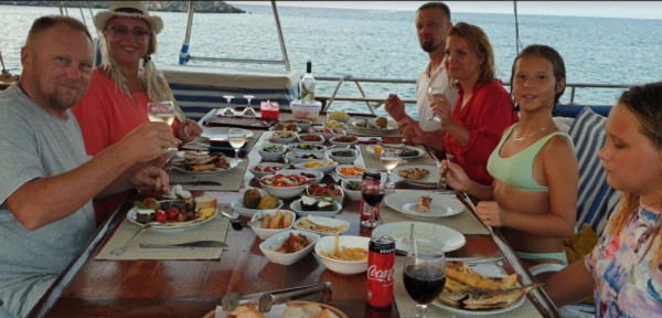 Excursión de un día en goleta privada de lujo de 9 horas en Girne, Chipre del Norte