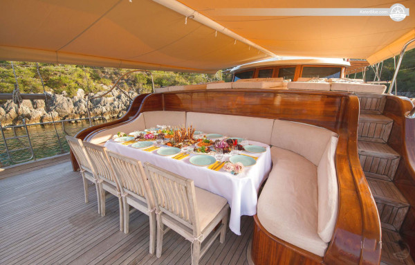 Expériences de patinage nautique et de kayak surf à bord d'une goélette classique de 26 m à Dubrovnik, en Croatie