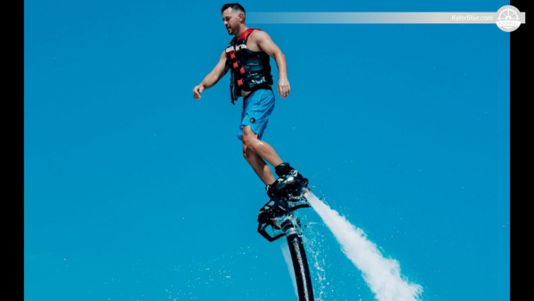 在阿联酋迪拜，体验Zapata Flyboard竞速体验，在水面上空飞行30分钟。