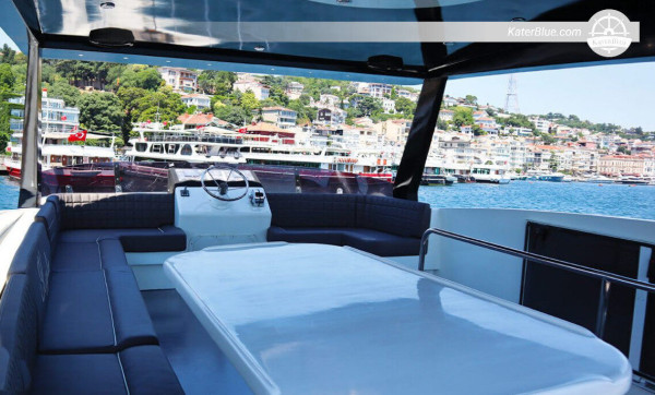 Moderní hodinová plavba na motorové jachtě v Istanbulu v Turecku