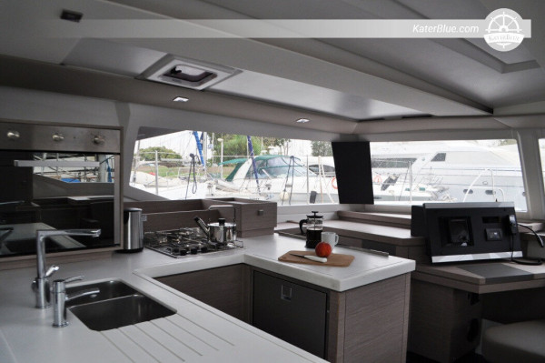 Fountaine Pajot Astréa 42