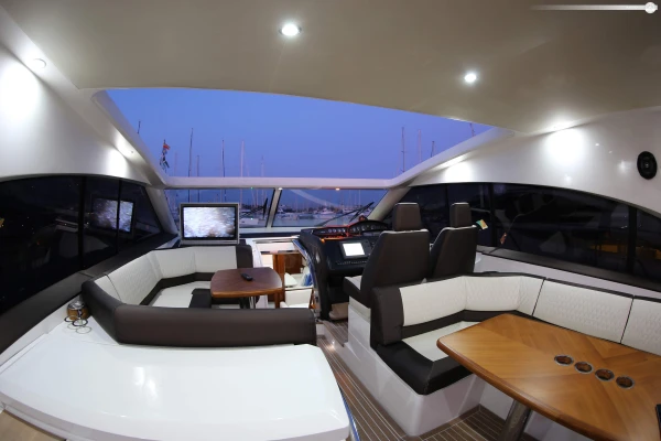 Komfort och stilfull motoryacht för höghastighetskryssning i Tirana, Albanien