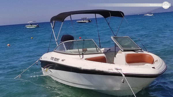 Alliez luxe et confort à bord d'un bateau à moteur pour une aventure nautique à Rhodes, en Grèce.