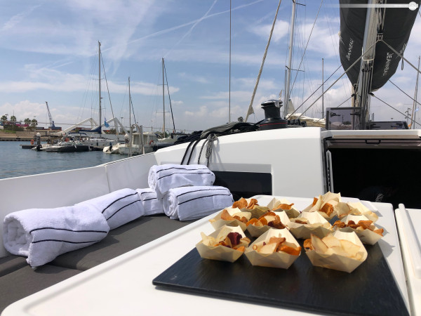 L'ultimo modello di yacht a vela Jeanneau per la vostra esperienza di crociera in bassa stagione a Valencia, in Spagna.