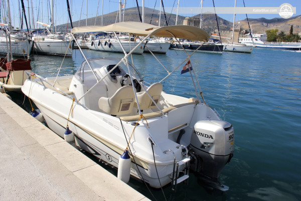 Ein schöner Tag in Trogir, Kroatien, auf einer Smart-Yacht