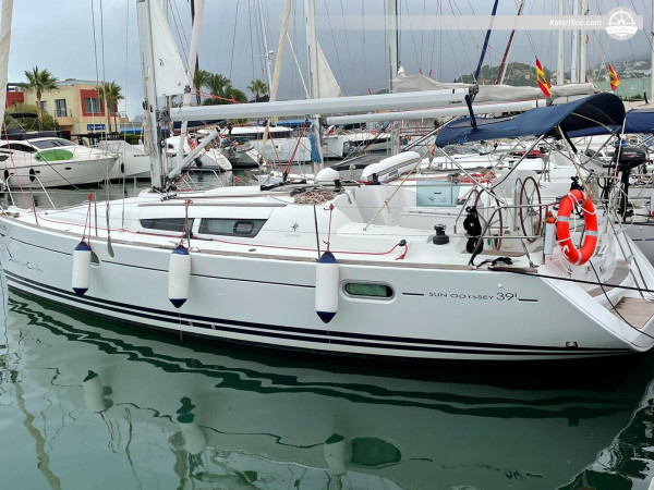 Trascorri una giornata indimenticabile in alta stagione con uno yacht a vela per un'esperienza di crociera a Valencia, in Spagna.