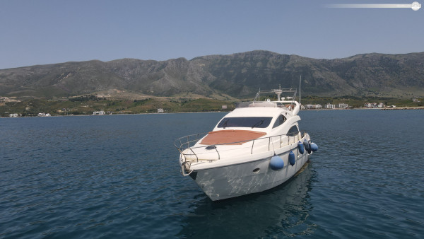 Snygg och bekväm motoryacht för kryssningsupplevelse i Tirana, Albanien