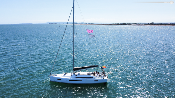 L'ultimo modello di yacht a vela Jeanneau per la tua esperienza di crociera di mezza stagione a Valencia, in Spagna.