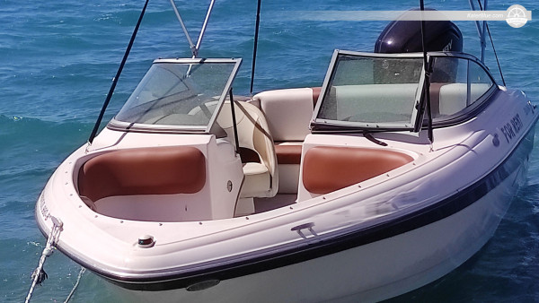 Alliez luxe et confort à bord d'un bateau à moteur pour une aventure nautique à Rhodes, en Grèce.