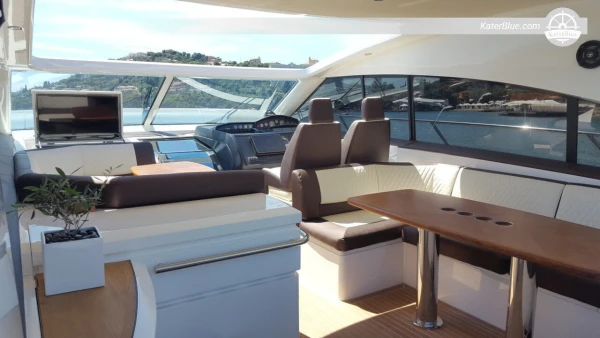 Komfort och stilfull motoryacht för höghastighetskryssning i Tirana, Albanien