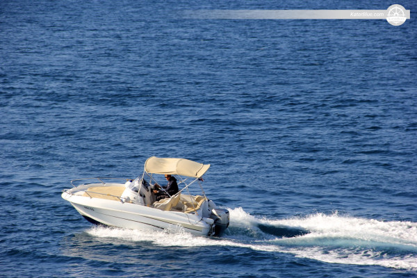 Ein schöner Tag in Trogir, Kroatien, auf einer Smart-Yacht