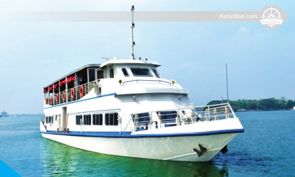 Enjoy delicious lunch on a yacht middle of Back waters Kerala-India