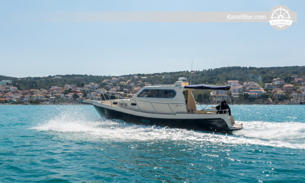 Entdecken Sie die Wunder des türkisfarbenen Wassers von Trogir, Kroatien.