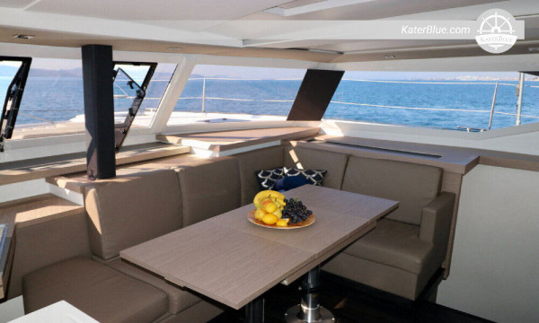Catamaran charter per week in Komiza, Kroatië