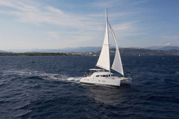 Catamaran alquiler de dia con patrón Torrecilla-España