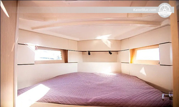 Sewa kapal pesiar Beneteau mingguan dengan kapten, rute Larnaca-Siprus.