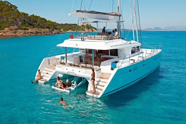 Skippered catamaran day charter Concha Colombia