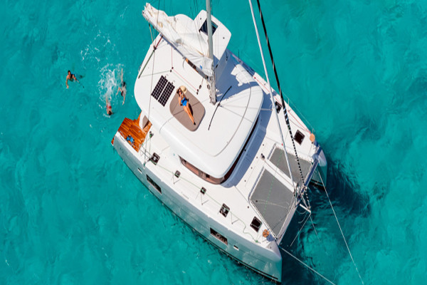 Luxury catamaran weekly charters Reiono French Polynesia