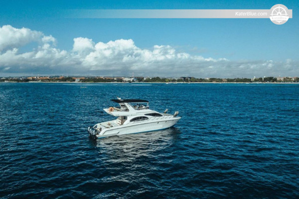 Luxury vessel half day charter Ceningan-Island Bali