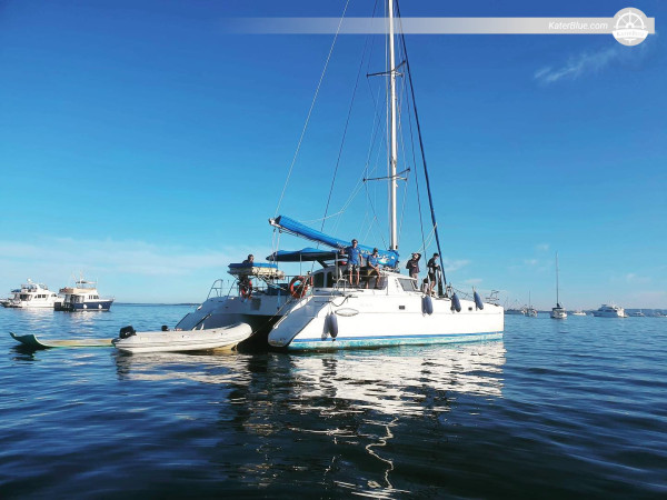 澳大利亚克利夫兰的 Fountaine Pajot 双体帆船，可容纳 30 人的包船服务