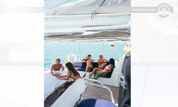 Prozkoumejte plavbu při západu slunce podél zálivu Potrero z Playa Flamingo v Kostarice