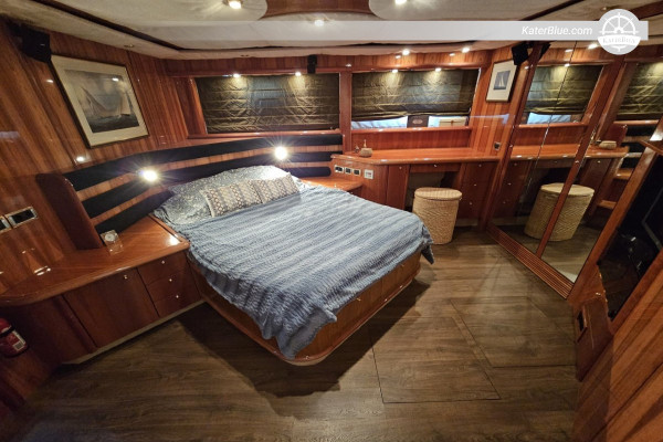 Sunseeker Manhattan 74 (2002) – 22,56m motoryacht med 4 kahytter til salg i Gold Coast, Queensland