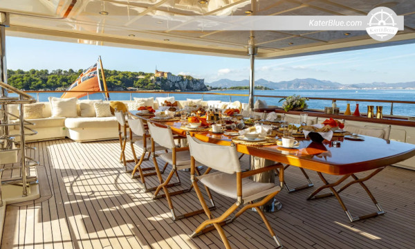 6 uur durende chartertocht met schipper aan boord van het 150ft superjacht CRN vanuit de haven van Dubai – Atlantis, Burj Al Arab & Bvlgari Bay