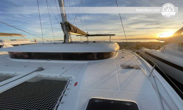 Sewa Kapal Tanpa Awak (Bareboat) 7 Hari di Laguna 42, Rute Saint-Tropez ke Korsika & Bonifacio