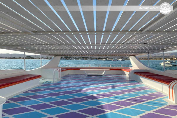 Location de yacht à moteur privé de 17 mètres avec équipage (10 heures) au départ de la marina Sadat d'Ain El Sokhna – Croisière d'une journée en mer Rouge avec plongée en apnée, pêche et barbecue pour 10 personnes