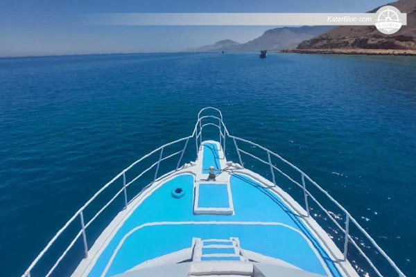 Location de yacht à moteur privé de 10 heures avec équipage (56 pieds) au départ de Portrait Marina Ain El Sokhna – Croisière en mer Rouge avec baignade, pêche et barbecue pour 8 personnes