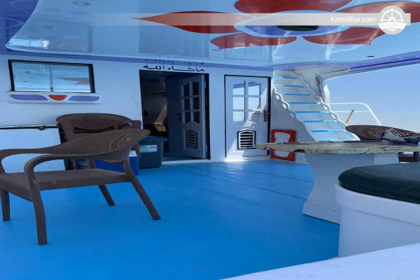 Location de yacht à moteur de luxe avec équipage (10 heures) au départ de Portrait Marina Ain El Sokhna – Croisière côtière en mer Rouge avec baignade, pêche et barbecue pour 11 personnes