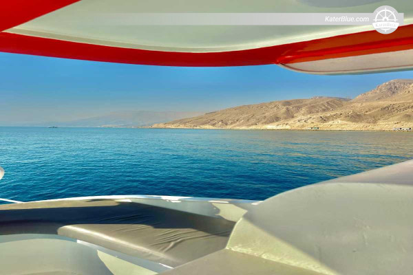 Location de yacht à moteur privé de 10 heures avec équipage (56 pieds) au départ de Portrait Marina Ain El Sokhna – Croisière en mer Rouge avec baignade, pêche et barbecue pour 8 personnes