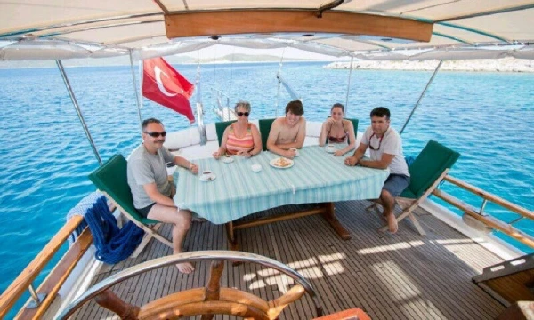 Croisière bleue en goélette traditionnelle en bois à Bodrum/Muğla, Turquie