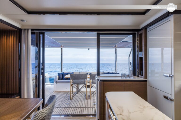 Aluguel semanal de iate de luxo de 20 metros para 8 pessoas em Antibes, França.